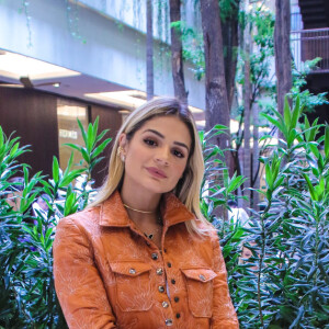 Thássia Naves usa conjunto monocromático com saia assimétrica e casaco estruturado para evento de moda com famosas nesta quarta-feira, dia 13 de novembro de 2019