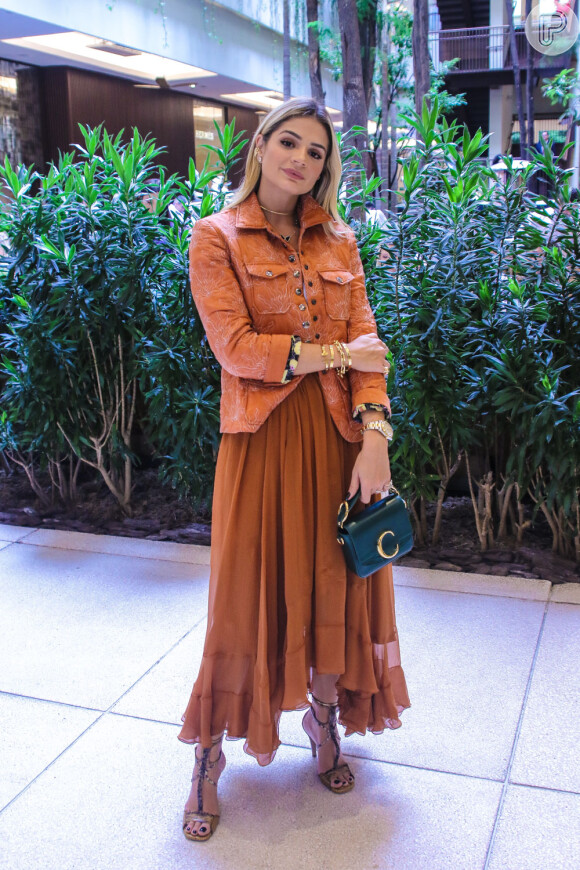 Thássia Naves usa conjunto monocromático com saia assimétrica e casaco estruturado para evento de moda com famosas nesta quarta-feira, dia 13 de novembro de 2019
