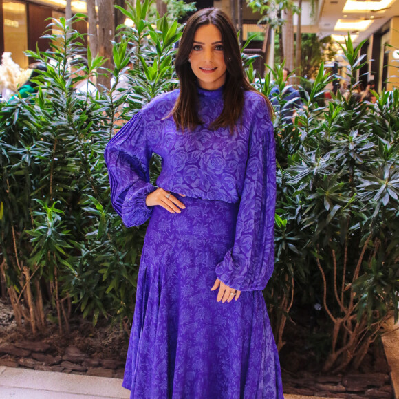 Caroline Celico usa vestido estampado com cintura marcada para evento de moda com famosas nesta quarta-feira, dia 13 de novembro de 2019