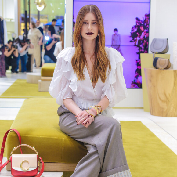 Marina Ruy Barbosa aposta em calça de alfaiataria com sapato estilizado e bolsa colorida para evento de moda nesta quarta-feira, dia 13 de novembro de 2019