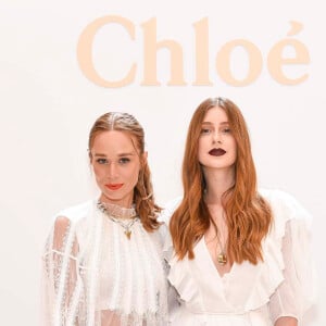 Mariana Ximenes e Marina Ruy Barbosa posam na abertura da loja Chloé