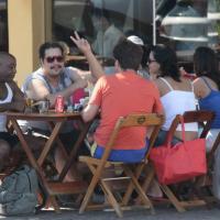 Tiago Abravanel acena para paparazzi durante almoço com amigos, no Rio