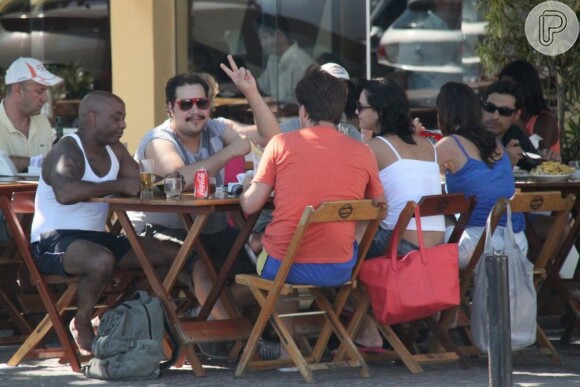 Tiago Abravanel almoça com amigos, no Rio de Janeiro, em 22 de janeiro de 2013