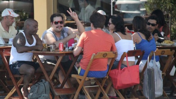 Tiago Abravanel acena para paparazzi durante almoço com amigos, no Rio