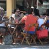 Tiago Abravanel almoça com amigos no Rio de Janeiro