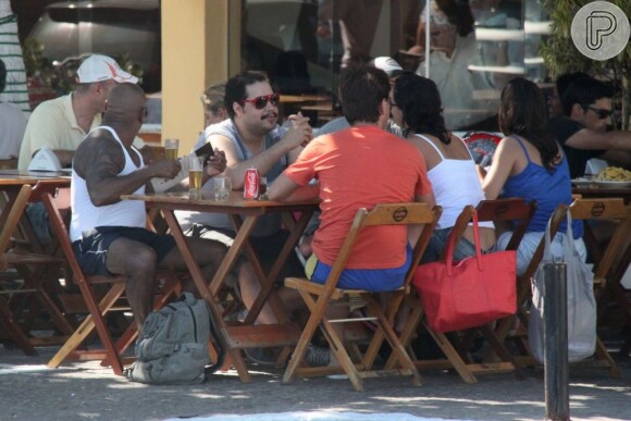 Tiago Abravanel almoça com amigos no Rio de Janeiro
