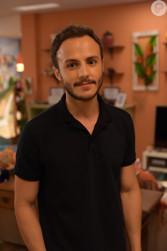 Bruno (Miguel Roncato) assume que tem um dossiê com provas contra Veludo Azul na novela 'Topíssima'