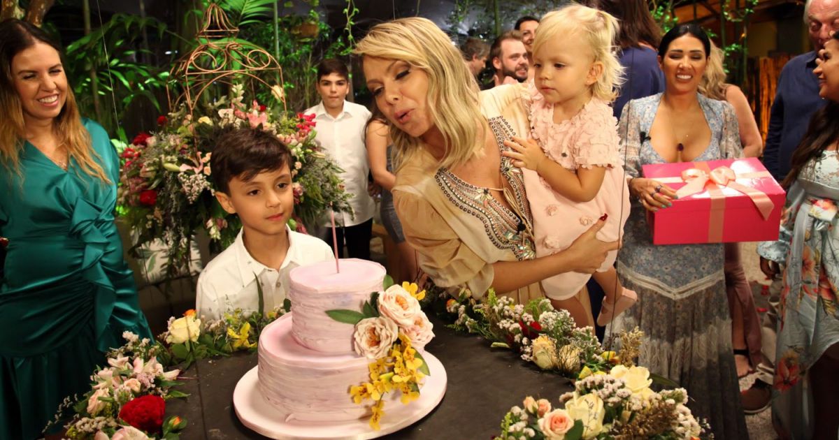 Filhos de Eliana surpreendem mãe e aparecem em festa da apresentadora