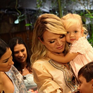 Filhos de Eliana deram abraços na mãe ao participarem da festa