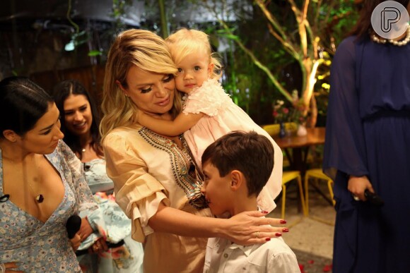 Filhos de Eliana deram abraços na mãe ao participarem da festa