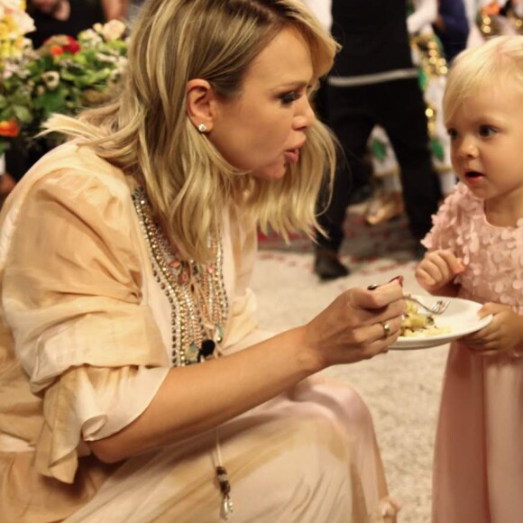 Filha de Eliana, Manuela deu show de fofura em festa da apresentadora