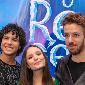 Larissa Manoela posou com Igor Jansen e João Côrtes em pré-estreia de filme