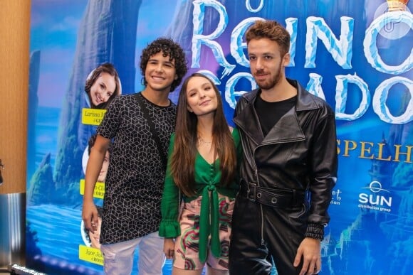 Larissa Manoela posou com Igor Jansen e João Côrtes em pré-estreia de filme