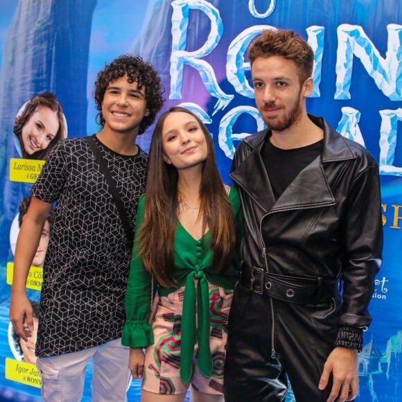 Larissa Manoela posou com Igor Jansen e João Côrtes em pré-estreia de filme