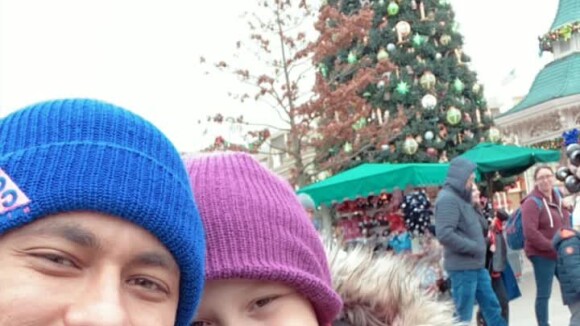Neymar mostra mudança no visual em passeio com o filho na Disneyland
