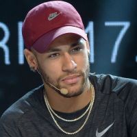 Neymar deixa barba crescer e exibe novo visual em passeio com o filho na Disney