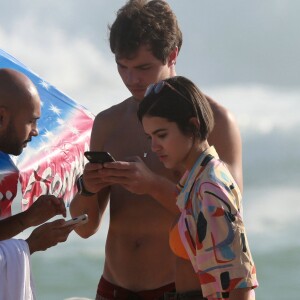 Manu Gavassi é flagrada com novo namorado na praia da Barra da Tijuca, zona oeste do Rio de Janeiro