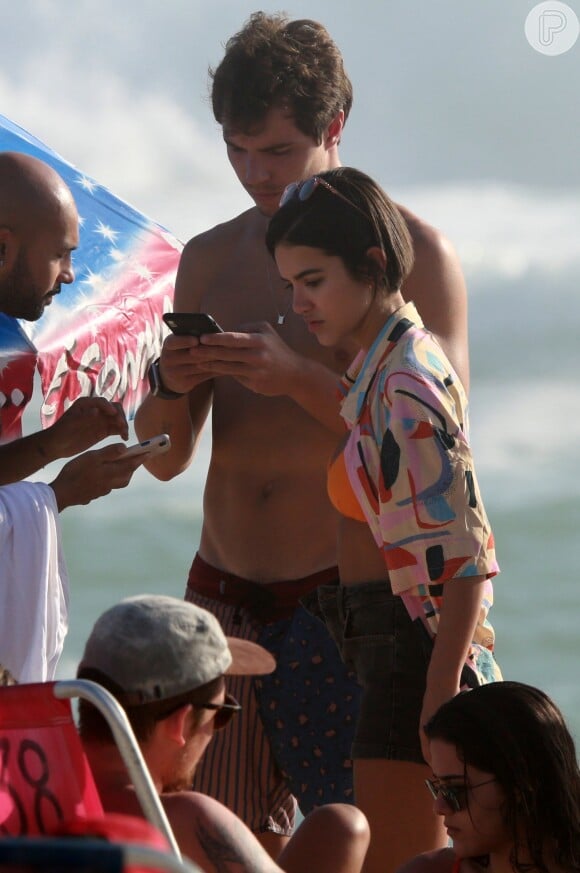 Manu Gavassi é flagrada com novo namorado na praia da Barra da Tijuca, zona oeste do Rio de Janeiro
