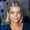 Maquiagem colorida: glitter pode ser usado no lugar da sombra para garantir um visual descontraído e muito fashion no verão 2020