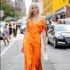 Vestido para festa: modelo laranja em cetim é pedida certa para um evento ao ar livre ao longo do dia