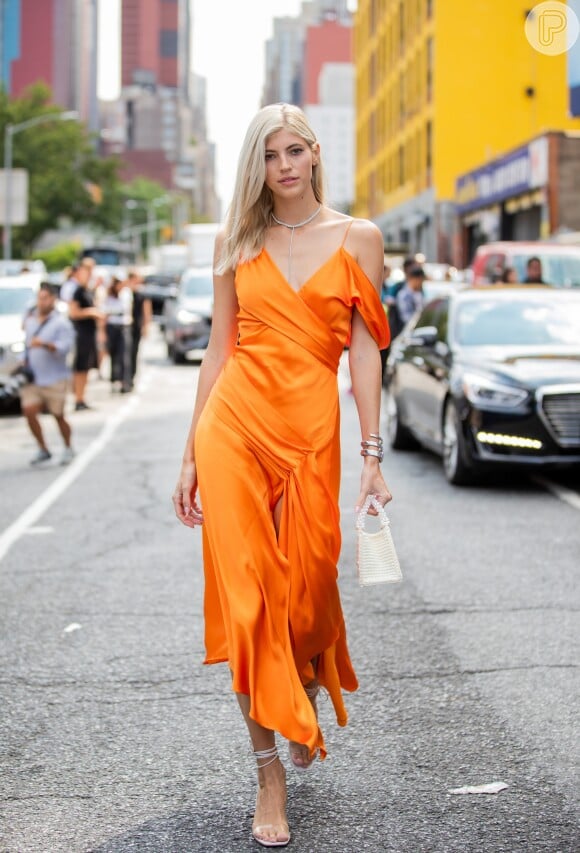 Vestido para festa: modelo laranja em cetim é pedida certa para um evento ao ar livre ao longo do dia
