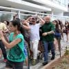 Jared Leto e o irmão, Shannon, deixam hotel rumo à restaurante em Ipanema, no Rio de Janeiro, e são cercados por fãs