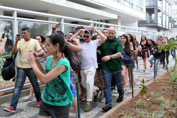Jared Leto e o irmão, Shannon, deixam hotel rumo à restaurante em Ipanema, no Rio de Janeiro, e são cercados por fãs