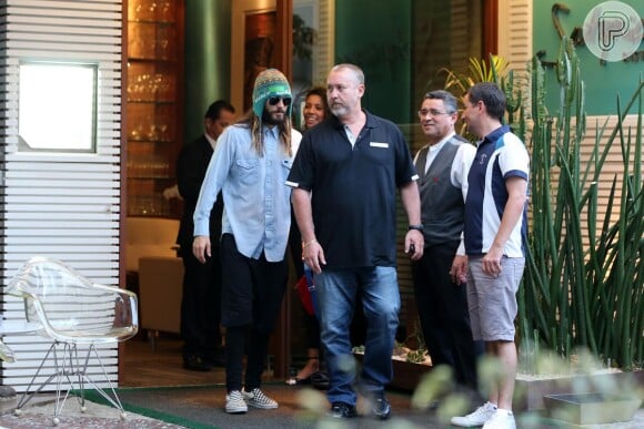 Jared Leto deixa restaurante em Ipanema, no Rio de Janeiro, antes de se apresentar pela última vez na cidade