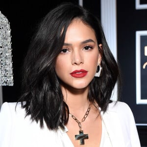 Maquiagem de Bruna Marquezine: batom vermelho em tom fechado e acabamento sequinho foi escolha da atriz para um visual clássico