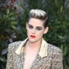 Tendência de maquiagem: batom vermelho pode ser aliado a delineado colorido como o da atriz Kristen Stewart