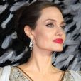 Maquiagem de Angelina Jolie: batom vermelho com fundo rosado foi protagonista na produção da atriz