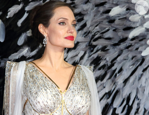 Maquiagem de Angelina Jolie: batom vermelho com fundo rosado foi protagonista na produção da atriz