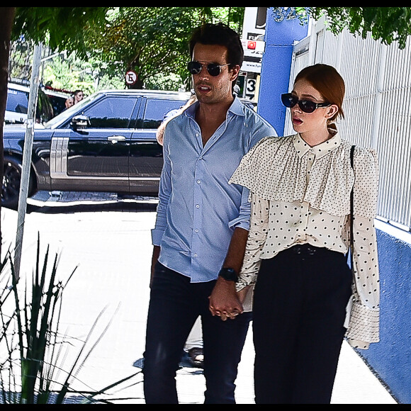 Marina Ruy Barbosa e o marido, Xandinho Negrão, são clicados no velório de Maysa Mussi e Marcela Brandão