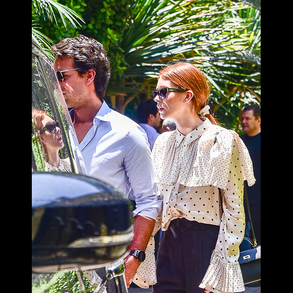 Marina Ruy Barbosa é fotografada bastante abalada no velório das irmãs Marcela Brandão e Maysa Mussi 