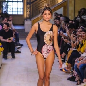 Sasha Meneghel participou do desfile da Água de Coco no Mercado Municipal de São Paulo