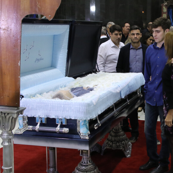 Filho mais velho de Gugu, João Augusto se despediu do pai na companhia da mãe, Rose Miriam