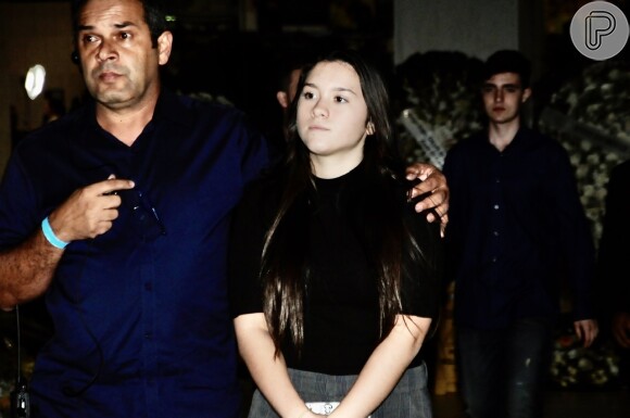 Sofia Liberato, uma das gêmeas de Gugu, deixou o velório com amigo da família
