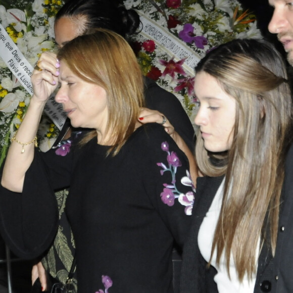 Família de Gugu agradecem carinho de fãs ao sair de velório após 11 horas nesta quinta-feira, dia 28 de novembro de 2019