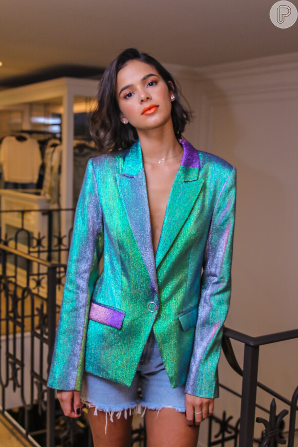 Bruna Marquezine revisitou os anos 90 em produção escolhida para participar de lançamento de marca em fevereiro de 2019