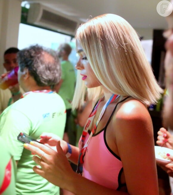 Bruna Marquezine impressionou com cabelos loiros no camarote Expresso 2222, no circuito Barra Ondina, no Carnaval de Salvador, em março de 2019