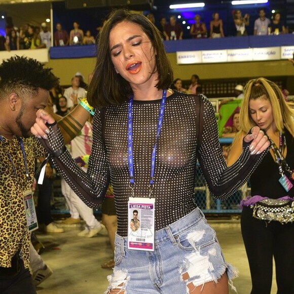 Bruna Marquezine esbanjou samba no pé e seguiu a Mangueira pela Avenida, no Carnaval do Rio, em março de 2019