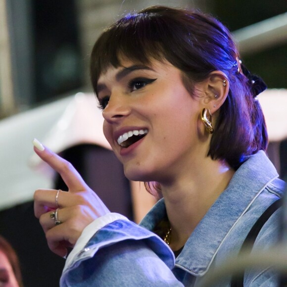 Bruna Marquezine surpreendeu ao surgir com visual de franjinha para curti show em São Paulo, em maio de 2019