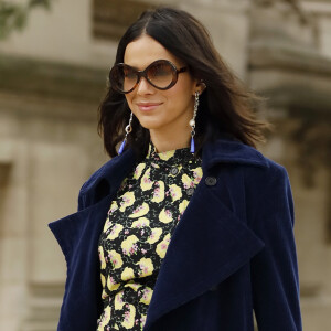 Bruna Marquezine aposta em look dark floral com mix de texturas no Paris Fashion Week, em setembro de 2019