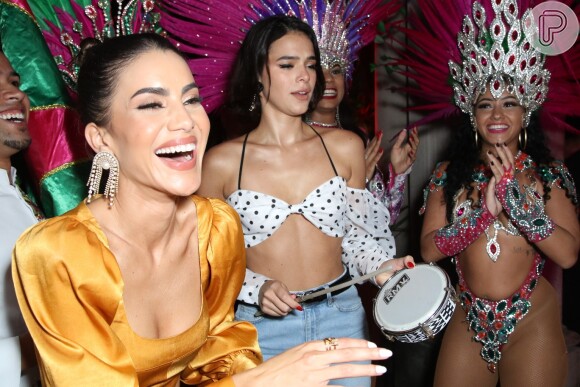 Bruna Marquezine cai no samba e se arrisca no tamborim em lançamento da coleção de Camila Coelho para a marca norte-americana Revolve, em junho de 2019