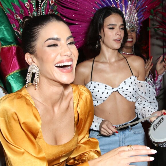 Bruna Marquezine cai no samba e se arrisca no tamborim em lançamento da coleção de Camila Coelho para a marca norte-americana Revolve, em junho de 2019