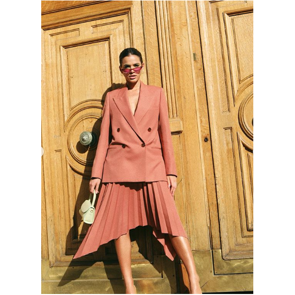 Bruna Marquezine prestigiou desfile da marca Acne Studios em Paris, na França, em junho de 2019