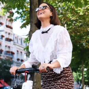Bruna Marquezine anda de patinete em Paris em junho de 2019