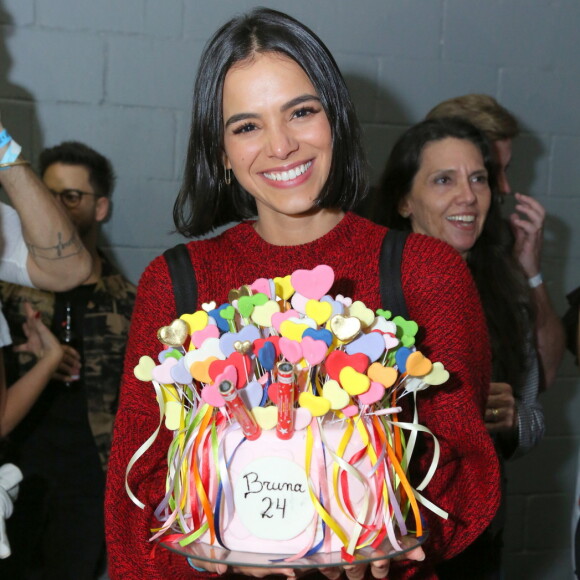 Bruna Marquezine foi surpreendida com bolo supresa em aniversário de 24 anos, em agosto de 2019