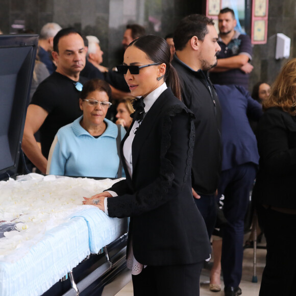 Sabrina Sato se emociona no velório de Gugu Liberato