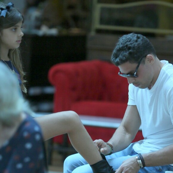 Cauã Reymond amarra caderço de bota da filha, Sofia, em shopping do Rio de Janeiro